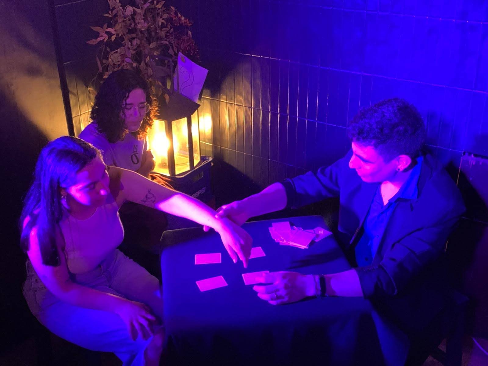 Magia de cerca con luz violeta